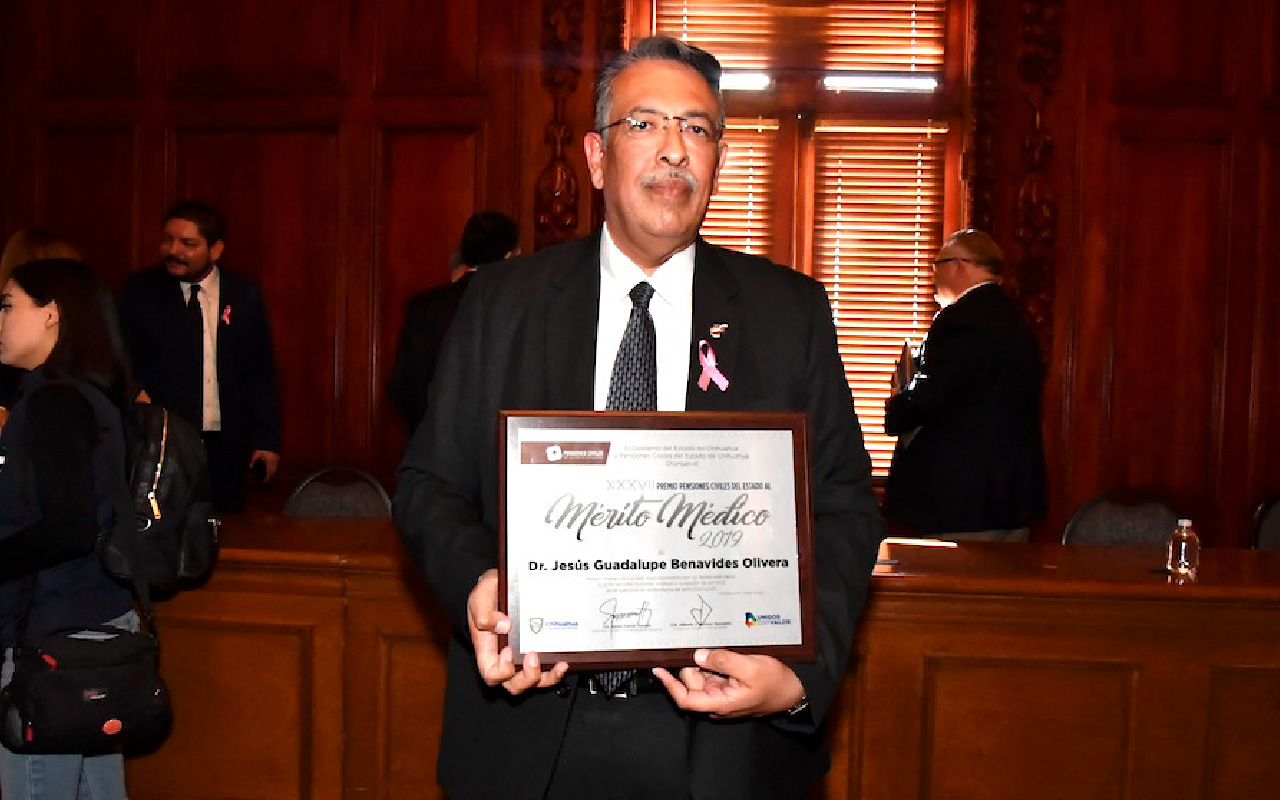 Reconocen al Dr. Benavides con el Premio al Mérito Médico 2019 La